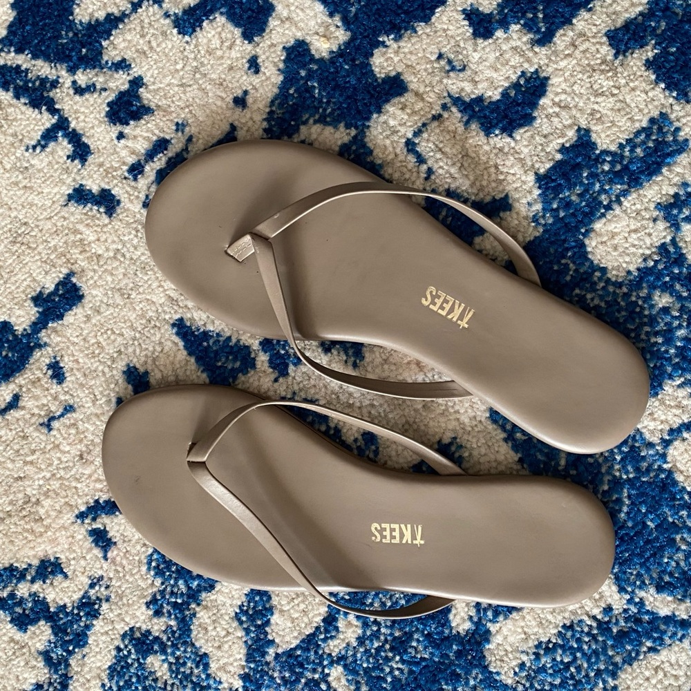 Tkees sandals EUC
